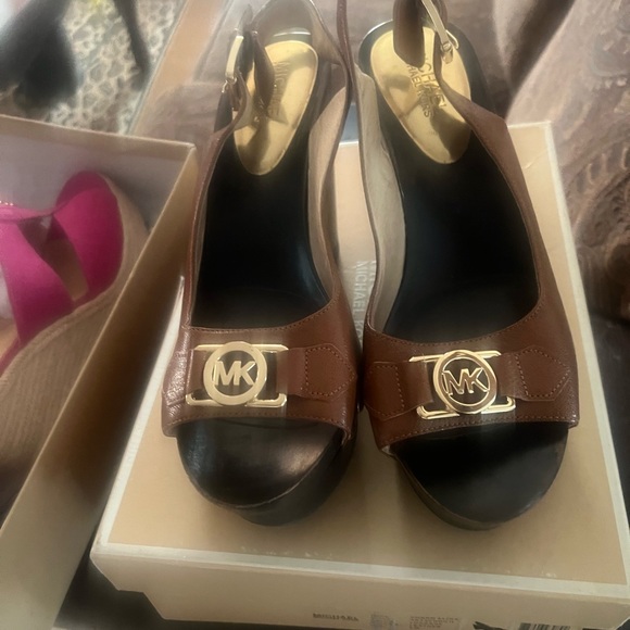 Michael Kors charm sling  color (luggage)shoes - Picture 3 of 3